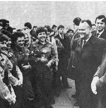 M. Gorbačovs (pirmais no labās) un Toljati "darbaļaudis".