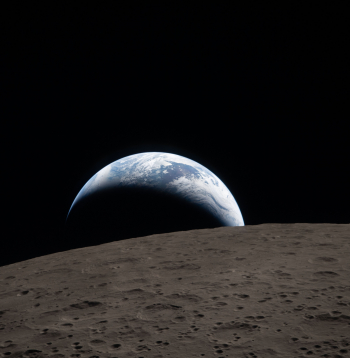 NASA publicē "Artemis II" apkalpes uzņemto Zemes attēlu.