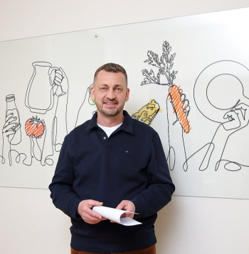 "Diemžēl praksē bieži redzam, ka iepirkumi pārvēršas par "skaistumkonkursiem", kuros ēdinātāji sacenšas, kuram ir plašāks sadarbības partneru tīkls – zemnieku saimniecības un ražotāji, ar kuriem sadarbojas līguma izpildē. Šāds mākslīgs kvantitatīvs kritērijs nekādā mērā negarantē paša ēdināšanas pakalpojuma kvalitāti – tas vairāk atbilst pārtikas produktu iepirkuma jēgai, kur galvenais kritērijs ir cena un produkta kvalitātes proporcija," secina SIA "Fristar" valdes loceklis Jānis Meija.