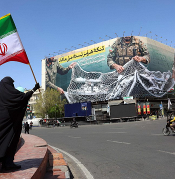 Propagandas plakāts Teherānā demonstrē ASV lidmašīnas un kuģus, kas nonākuši irāņu "tīklos". Krievijas sniegtā izlūkinformācija ļoti palīdz Irānai dot triecienus ASV bāzēm reģionā un Tuvo Austrumu valstīm. Žurnālistus pārsteidz, kāpēc Vašingtona to pacieš un par to klusē. Propagandas plakāts Teherānā demonstrē ASV lidmašīnas un kuģus, kas nonākuši irāņu "tīklos". Krievijas sniegtā izlūkinformācija ļoti palīdz Irānai dot triecienus ASV bāzēm reģionā un Tuvo Austrumu valstīm. Žurnālistus pārsteidz, kāpēc Vašingtona to pacieš un par to klusē.