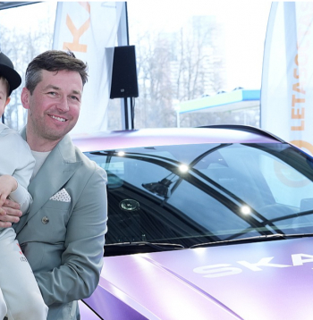 Edgars Svencis autosportā ienāca, jo ar to nodarbojās viņa tēvs Aivars, un ļoti ticams, ka arī Edgara dēla Kristofera sirdī motoriem būs īpaša vieta. Edgars Svencis autosportā ienāca, jo ar to nodarbojās viņa tēvs Aivars, un ļoti ticams, ka arī Edgara dēla Kristofera sirdī motoriem būs īpaša vieta.