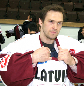 Bez Artūra Irbes ierašanās 1996. gada aprīlī Eindhovenā Latvijas hokeja izlase diezin vai būtu tikusi pie ceļazīmes uz pasaules hokeja eliti. Irbe abos svarīgākajos turnīra mačos ielaida tikai pa vienai ripai. Bez Artūra Irbes ierašanās 1996. gada aprīlī Eindhovenā Latvijas hokeja izlase diezin vai būtu tikusi pie ceļazīmes uz pasaules hokeja eliti. Irbe abos svarīgākajos turnīra mačos ielaida tikai pa vienai ripai.