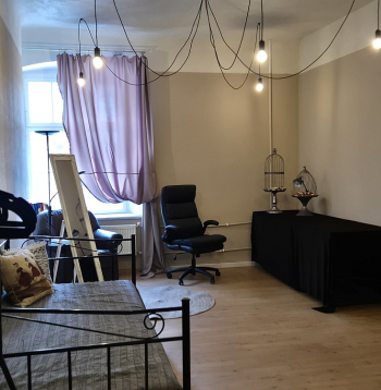 Viena no Jaunpils Rakstnieku pils rezidentu darbistabām.