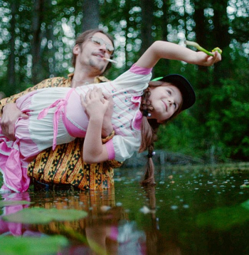 Kadrs no Alises Zariņas spēlfilmas "Nospiedumi". Kadrs no Alises Zariņas spēlfilmas "Nospiedumi".