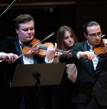 Brāmsa stīgu seksteta lasījumā Daniilam Bulajevam (no kreisās) pievienojās vijolnieks Andrejs Jegorovs un pārējie "Davinspiro Camerata" mūziķi.