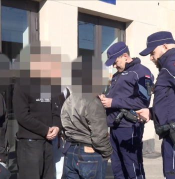 Policisti patrulē Rīgas Centrālajā stacijā.