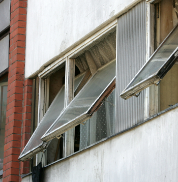 Daudzdzīvokļu mājas logi.