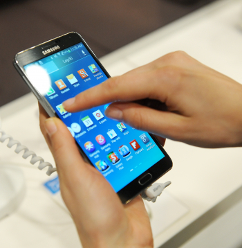 "Samsung" viedtālrunis.
