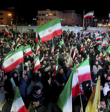 Irānas režīma atbalstītāji Teherānā izgājuši ielās pēc paziņojuma par karā ar ASV un Izraēlu panākto pamieru.