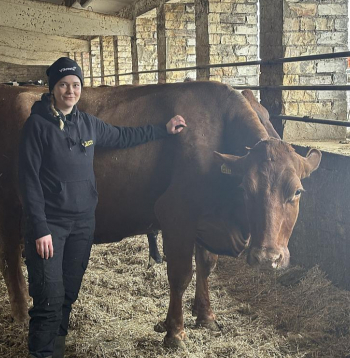 SIA "Kalnāji" ciltsdarba zootehniķe Amanda Trule uzsver – Blūze (attēlā) ir saņēmusi tādu pašu aprūpi kā citas govis, tāpēc tās labā veselība un augstais izslaukuma rādītājs patīkami pārsteidz.