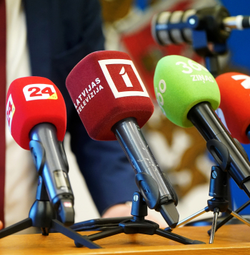 Preses konference. Mediju mikrofoni.