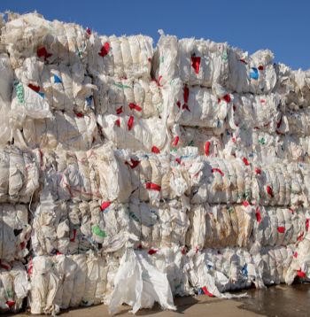 No lauksaimniekiem savāktais iepakojums nonāk "Eco Baltia vide" šķirošanas rūpnīcā, no kuras pēcāk tiek novirzīts uz pārstrādi, arī Jelgavā esošajā pārstrādes rūpnīcā "Nordic Plast".