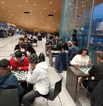 Helsinku centrālās bibliotēkas "Oodi" pirmajā stāvā var spēlēt šahu. Helsinku centrālās bibliotēkas "Oodi" pirmajā stāvā var spēlēt šahu.