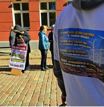 Protestētāju pret atjaunīgās enerģijas, īpaši vēja elektrostaciju, projektiem Latvijā nav mazums. Tas ir viens no kavēkļiem straujākai zaļās enerģijas projektu attīstībai. Te svarīgi atrast optimālo kompromisu, lai zaļajā aizrautībā nesastrēbtu karstu, bet arī – lai netiktu velti likti sprunguļi riteņos valsts enerģētiskajā neatkarībai.