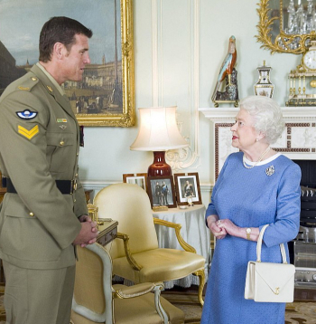 Austrālijas Speciālā gaisa dienesta pulka kaprālis Bens Robertss Smits 2011. gada 15. novembrī pieņemšanā pie karalienes Elizabetes II Bakingemas pilī. Togad viņam tika pasniegts Viktorijas krusts par varonību kaujas laukā.