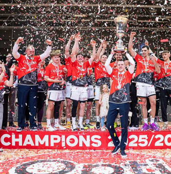 Kaspars Vecvagars (priekšplānā) galvenā trenera kurpēs iekāpis ar Latvijas kausu un Latvijas–Igaunijas līgas titulu. Vēl priekšā nozīmīgākais cēliens – pašmāju čempionāta izslēgšanas turnīrs.