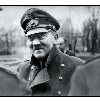 Viens no pēdējiem Ādolfa Hitlera attēliem 1945. gada aprīlī. Ādolfs Hitlers pasniedz Dzelzs krusta apbalvojumus Hitlera jaunatnes (Hitlerjugend) biedriem.