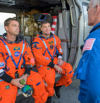 "Artemis II" apkalpe veiksmīgi atgriezusies uz Zemes.