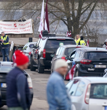 Zaķusalā notiek protesta akcija, kuru rīko Latvijā licencētie taksometru vadītāji pret "Bolt" īstenoto politiku, jo valdība nav izpildījusi nozares izvirzīto ultimātu un nav veikusi reālus soļus platformas monopola ierobežošanai.