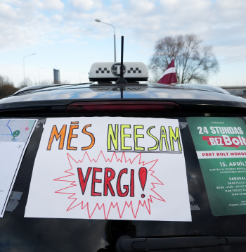 Zaķusalā notiek protesta akcija, kuru rīko Latvijā licencētie taksometru vadītāji pret "Bolt" īstenoto politiku, jo valdība nav izpildījusi nozares izvirzīto ultimātu un nav veikusi reālus soļus platformas monopola ierobežošanai.