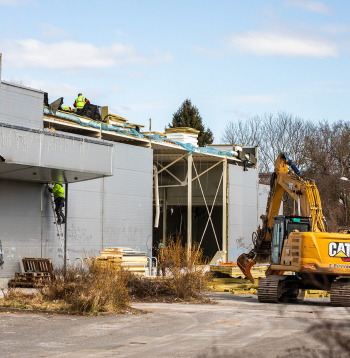 Tirdzniecības ēkas demontāža Dzirciema ielā.