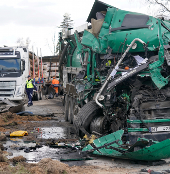 Piecu kravas automašīnu sadursmes dēļ bloķēta Liepājas šoseja netālu no Tīreļiem Piecu kravas automašīnu sadursmes dēļ bloķēta Liepājas šoseja netālu no Tīreļiem