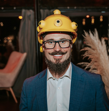 "Šobrīd "Helm X" viedās ķiveres tiek testētas vienā no pasaules vadošajiem enerģētikas uzņēmumiem – "British Petroleum", aprīļa beigās plānojam doties uz Lībiju, kur veiksim pilotprojektu Lībijas nacionālajā naftas kompānijā "National Oil Corporation" – veidosim gan digitālo dvīni, gan pilotēsim ķiveri," stāsta uzņēmuma "3D Engineering" valdes priekšsēdētājs, jaunuzņēmuma "Helm X" dibinātājs un viedās ķiveres idejas autors Reinis Točelovskis.