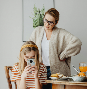 Telefoni ģimenēs Latvijā rada spriedzi: 72% aicina tos lietot mazāk.