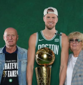 Kristaps Porziņģis kopā ar vecākiem Tāli un Ingrīdu.