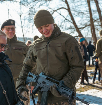 Gaisa spēku VAD karavīru zvēresta došanas ceremonijā Lielvārdē 48 valsts aizsardzības dienesta karavīri, kuri kopš 14. janvāra dienestu uzsākuši Nacionālo bruņoto spēku Gaisa spēkos, 6. martā deva svinīgo zvērestu. Šajā dienā karavīri tikās arī ar tuviniekiem.