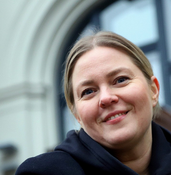 Paula Pļavniece: "Neatkarīgi no laikmeta, kurā dzīvojam, pusaudža apjukums ir visus vienojošs. Un tie mēs, kas bijām pusaudži deviņdesmitajos un divtūkstošajos gados, varam atskatīties pagātnē, redzot, kā tas ir tagad, kad brīvā pasaule jau rūc ar pilnu jaudu."