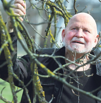"Vēroju, kā aizlido putni, pamazām krīt lapas un vēlāk pamazām koki atkal sāk zaļot. Latvijas koki ir cīnītāji," teicis komponists Pēteris Vasks.