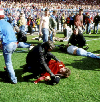 Stadiona zālienā gulēja cilvēki, kuriem mediķi, policisti un citi līdzjutēji centās sniegt palīdzību. Hilsboro traģēdijā bojā gāja 96 cilvēki, daudziem uz mūžu paliekot par invalīdiem.