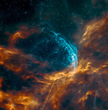 Astrofotogrāfijā – kvēlojoša ūdeņraža gāze ap Volfa-Raijē maiņzvaigzni WR 134, kas atrodas aptuveni 6000 gaismas gadu attālumā no Zemes Gulbja zvaigznājā.