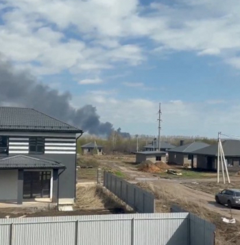 Dūmi no Ukrainas dronu triecienā cietušās naftas ķīmijas rūpnīcas Baškortostānā.