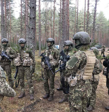 Kareivju militārās pamatapmācības kursa dalībniekiem šī būs pirmā nakts mežā.