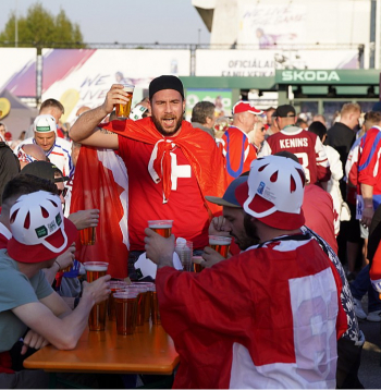 Pēc septiņu gadu pārtraukuma līdzīgi kā 2023. gada pavasarī hokeja fani no daudzām valstīm varēs atkal pacelt alus kausus Rīgā.