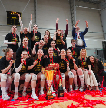 Latvijas čempionāta volejbolā sievietēm 1. vietas ieguvējas ''RSU" komandas spēlētājas ar izcīnīto kausu apbalvošanas ceremonijā "Rimi" Olimpiskajā centrā.