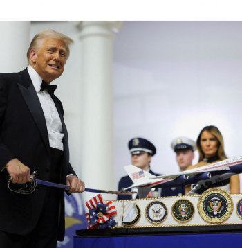 ASV prezidents Donalds Tramps ar zobenu gatavojas sagriezt torti. Tramps ir ASV armijas virspavēlnieks, bet viņa pēdējā laika izteikumi liecina, ka Baltā nama saimnieks diez ko augstu nevērtē NATO ieguldījumu ASV drošības stiprināšanā.