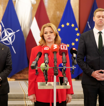 Saeimas deputāts, partijas "Progresīvie" Saeimas frakcijas priekšsēdētājs Andris Šuvajevs (no kreisās), Ministru prezidente Evika Siliņa un Saeimas deputāts, Zaļo un Zemnieku savienības Saeimas frakcijas priekšsēdētājs Harijs Rokpelnis piedalās mediju brīfingā Ministru kabinetā pēc tikšanās ar valdību veidojošās koalīcijas partneriem, kurā sprieda par spēju kopīgi strādāt valsts interesēs.