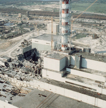 Čornobiļas atomelektrostacijas 4. reaktors avārijas sistēmas pārbaudes laikā uzsprāga, izraisot visu laiku postošāko kodolavāriju. 31 cilvēks gāja bojā no akūtas staru slimības vai apdegumiem, bet 134 cilvēki pārcieta dažādas pakāpes smaguma staru slimību. No 30 km zonas tika evakuēti vairāk nekā 115 tūkstoši cilvēku.
Seku novēršanai tika mobilizēti nozīmīgi resursi, vairāk
nekā 600 tūkstoši cilvēku piedalījās
katastrofas seku likvidēšanā. Attēlā:
Čornobiļas AES pēc katastrofas.