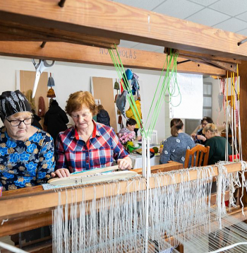 Ikgadējais pasākums "Satiec savu meistaru" allaž ir kupli apmeklēts, jo daudzi ar amatniecību ikdienā nesaistīti cilvēki vēlas pamēģināt senos arodus. Liela interese ir par aušanu, tāpēc dažkārt pie vienām stellēm vienlaikus darbojas vairākas mācekles.