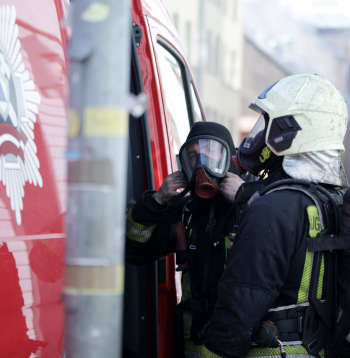 Valsts ugunsdzēsības un glābšanas dienesta (VUGD) darbinieks. Ilustratīvs attēls.