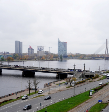 Skats uz 11. novembra karastmalu un Akmens tiltu.