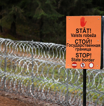 Dzeloņstiepļu žogs uz Latvijas—Baltkrievijas robežas.