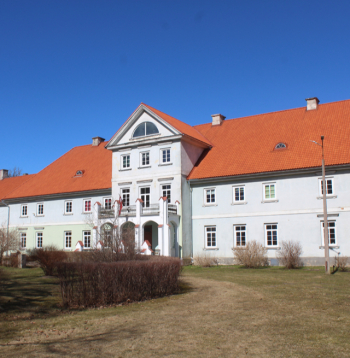 Popes muižas kungu māja tagad jau astoņdesmit piecus gadus ir pamatskola.