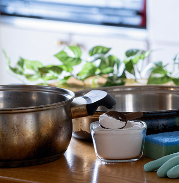 Piedeguma noņemšanai var izmantot sodu un citronskābi. Pannas atjaunošanai derēs arī kartupelis, kas pamērcēts sālī.