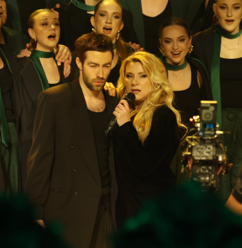 Muzikālā šova šova "Koru kari" septītā tiešraide.