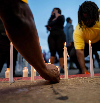 Cilvēki piedalās sveču piemiņas pasākumā 2026. gada 19. aprīlī Šrīvportā, Luiziānā. Saskaņā ar vietējo varasiestāžu sniegto informāciju agrās rīta stundās sadzīves vardarbības incidentā tika nogalināti astoņi bērni un ievainotas divas sievietes.