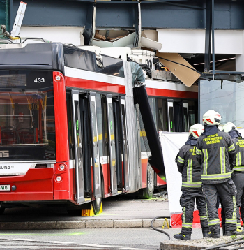 Trolejbusam ietriecoties lielveikalā, Austrijā gājis bojā viens cilvēks